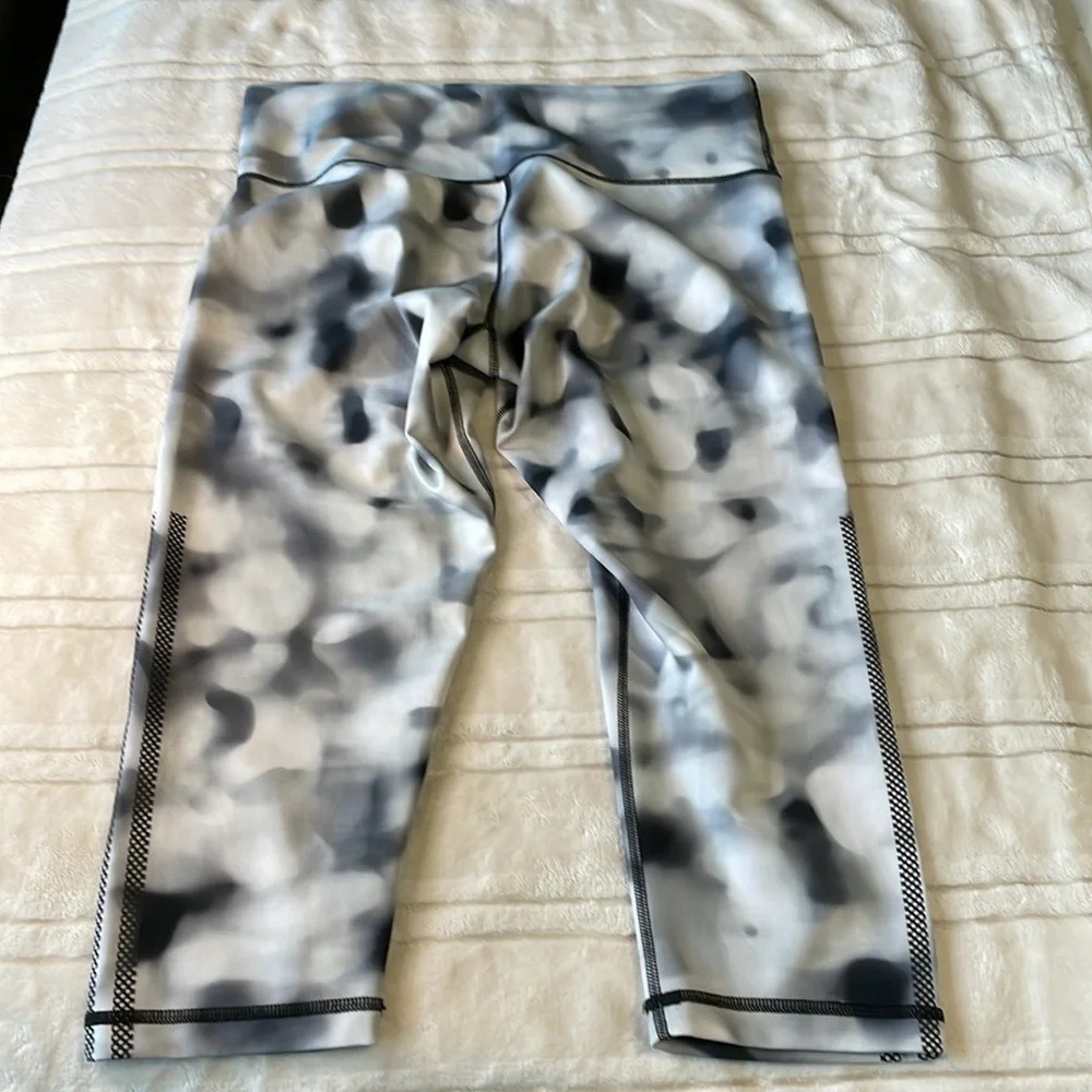 đź’°Adidas climalite tie dye capris leggings size medium black, gray white - Picture 6 of 7